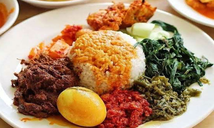 nasi padang dengan lauk lengkap menggoda selera